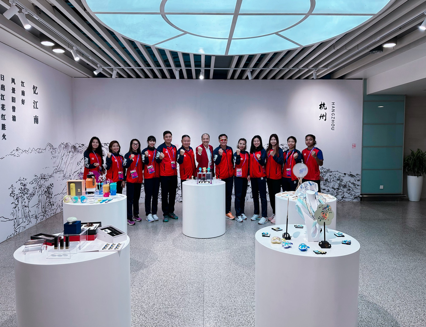 Trước đó, tổ chạy 400m gồm VĐV Nguyễn Thị Huyền, Nguyễn Thị Hằng, Nguyễn Thị Ngọc, Hoàng Thị Minh Hạnh đã sang Thượng Hải tập huấn từ 17/8. Đây chính là nội dung được kỳ vọng có thể giành huy chương Asiad 19, được dẫn dắt bởi HLV Vũ Ngọc Lợi và Nguyễn Thị Bắc. Trước đó, tổ chạy 400m gồm VĐV Nguyễn Thị Huyền, Nguyễn Thị Hằng, Nguyễn Thị Ngọc, Hoàng Thị Minh Hạnh đã sang Thượng Hải tập huấn từ 17/8. Đây chính là nội dung được kỳ vọng có thể giành huy chương Asiad 19, được dẫn dắt bởi HLV Vũ Ngọc Lợi và Nguyễn Thị Bắc.