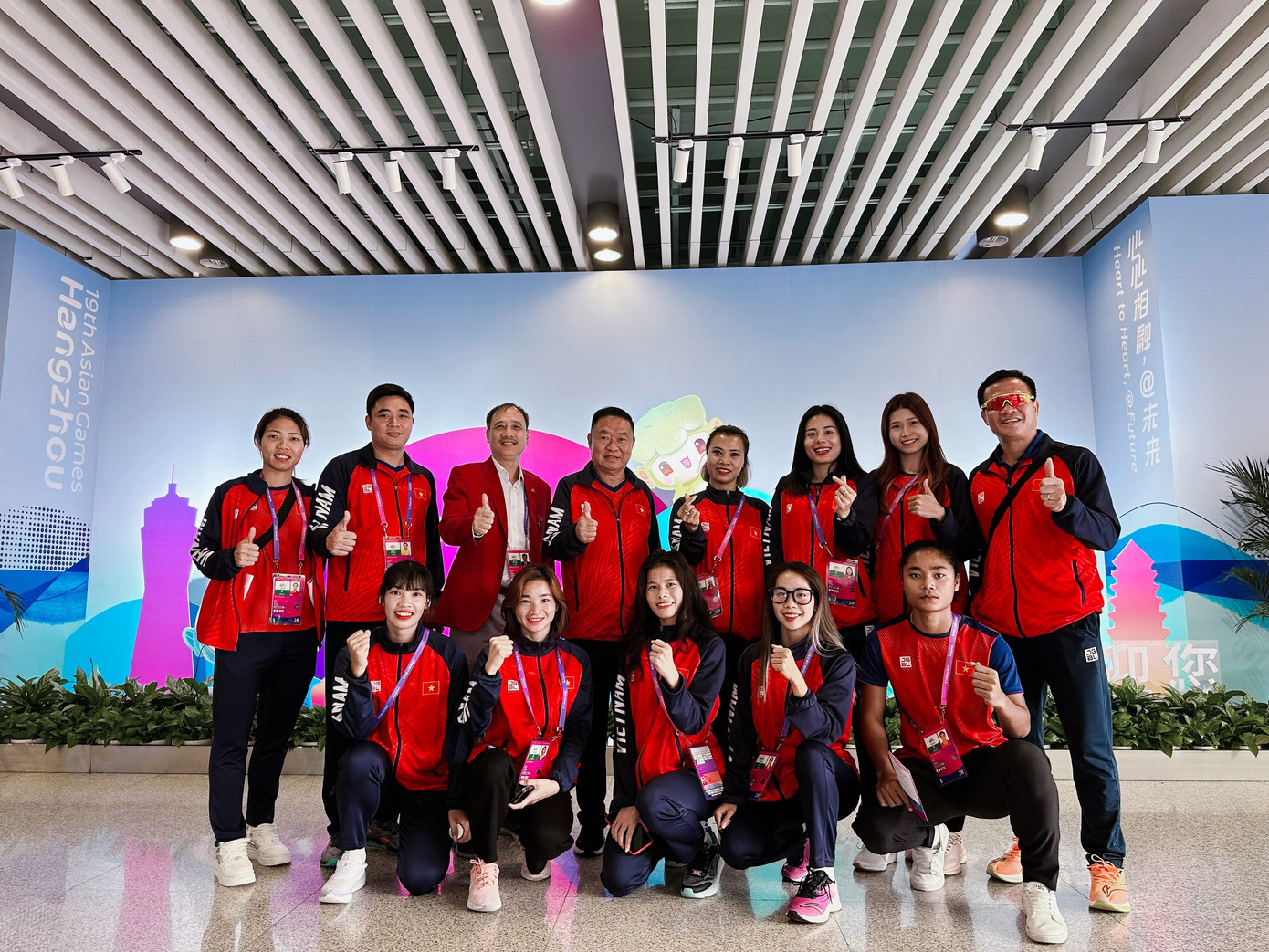 Trong khi đó, hai tổ chạy dài và nhảy đã hội quân ở Thượng Hải ngày 10/9. Tổ chạy dài gồm Nguyễn Thị Oanh, Nguyễn Trung Cường, Lương Đức Phước, Nguyễn Thị Thu Hà và Trần Thị Nhi Yến do HLV Trần Văn Sỹ dẫn dắt. Tổ nhảy gồm Bùi Thị Thu Thảo và Nguyễn Thị Hường do HLV trưởng đội tuyển điền kinh quốc gia Nguyễn Mạnh Hiếu phụ trách. Trong khi đó, hai tổ chạy dài và nhảy đã hội quân ở Thượng Hải ngày 10/9. Tổ chạy dài gồm Nguyễn Thị Oanh, Nguyễn Trung Cường, Lương Đức Phước, Nguyễn Thị Thu Hà và Trần Thị Nhi Yến do HLV Trần Văn Sỹ dẫn dắt. Tổ nhảy gồm Bùi Thị Thu Thảo và Nguyễn Thị Hường do HLV trưởng đội tuyển điền kinh quốc gia Nguyễn Mạnh Hiếu phụ trách.