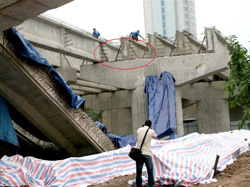 Ngay sau khi sự cố xảy ra, nhiều công nhân được lệnh thay vội các thanh chống gỗ bằng thanh chống sắt. Ảnh chụp tại hiện trường lúc 16h chiều 18-4. Ảnh : Minh Đức.