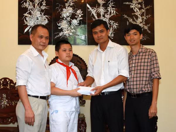 Em Nguyễn Hữu Đức ủng hộ tiền xây dựng cột cờ trên đảo Lý Sơn (Quảng Ngãi)
