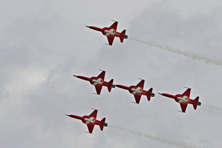 Phi đội Patrouille Thụy Sỹ trình diễn theo đội hình tại ILA Berlin