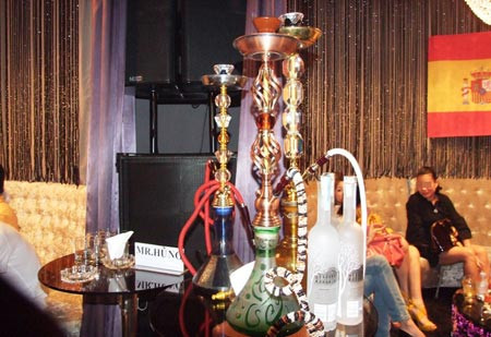 Khói shisha và rượu tại một quán bar