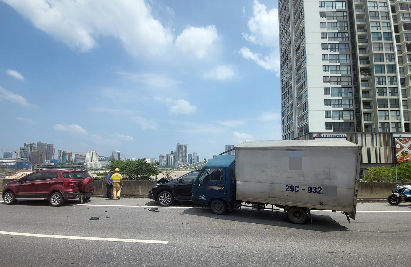 3 xe ô tô va chạm trên Vành đai 3 trên cao.