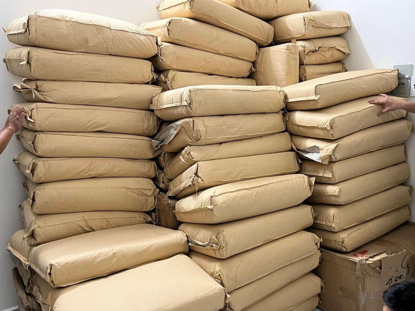 Số lượng lớn bao tải giấy chứa thảo mộc bị thu giữ. Số lượng lớn bao tải giấy chứa thảo mộc bị thu giữ.