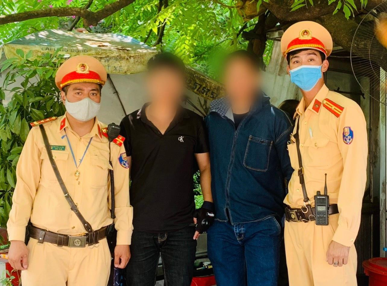 Lực lượng CSGT cùng người dân kịp thời ngăn cản anh H. tự tử trên cầu Chương Dương.