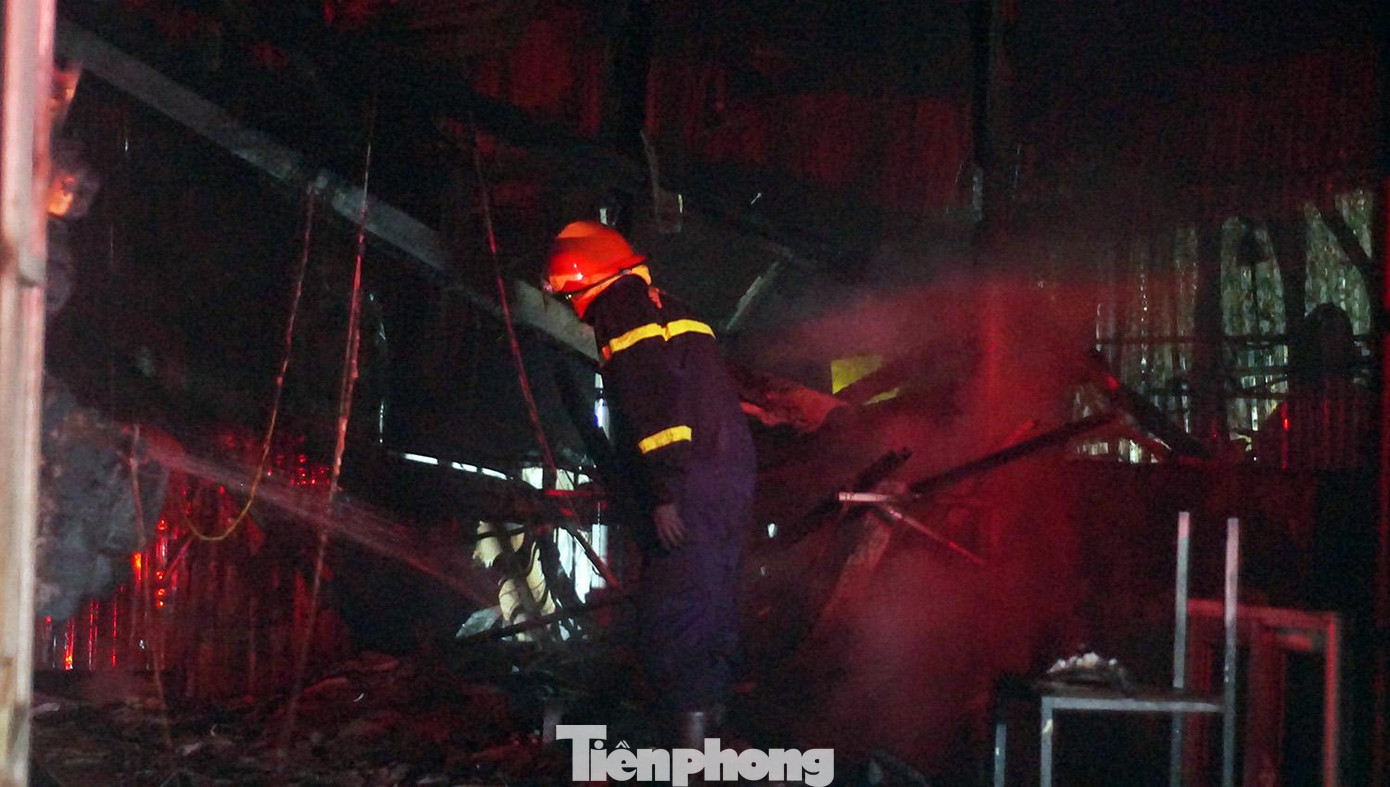 Tài sản bên trong bị thiêu rụi.