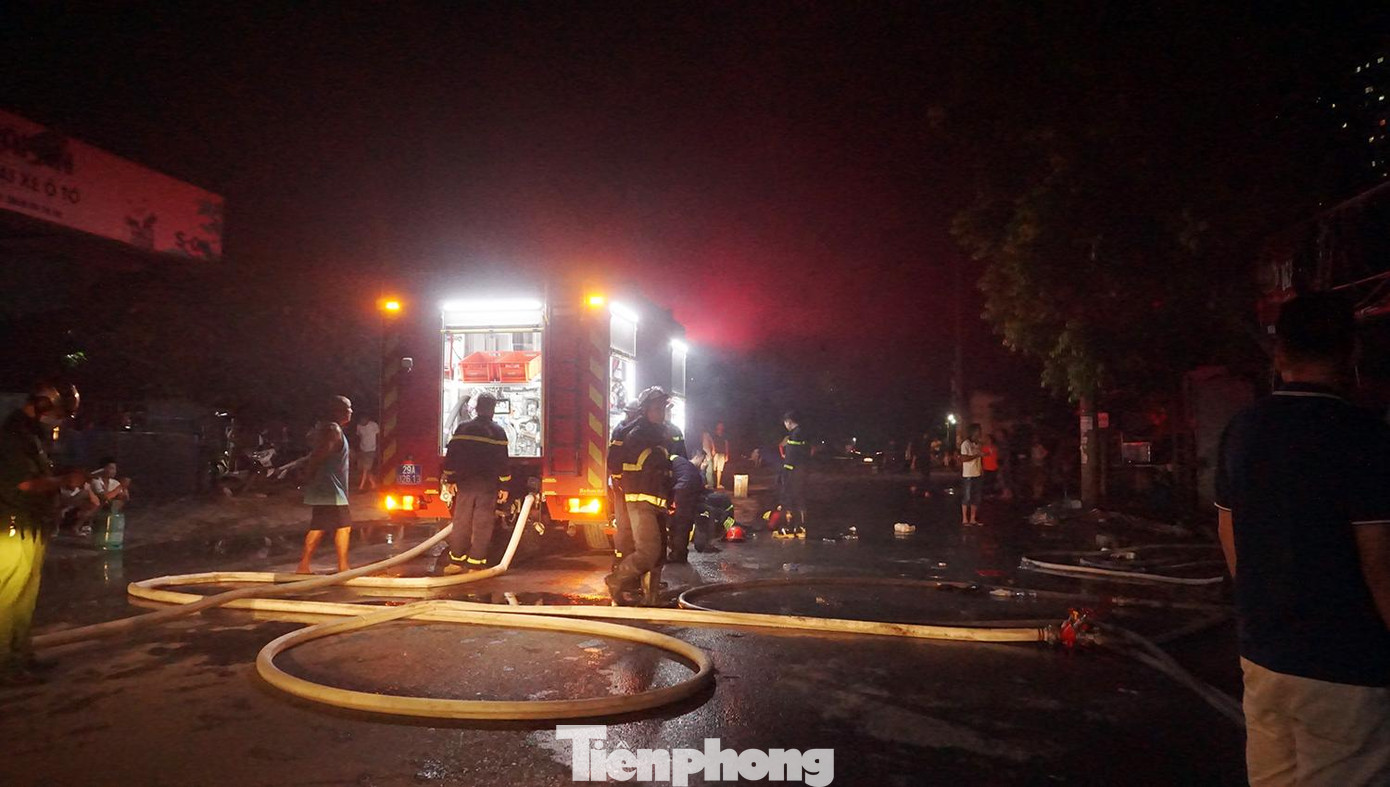 Ít nhất 3 xe chữa cháy có mặt tại hiện trường.