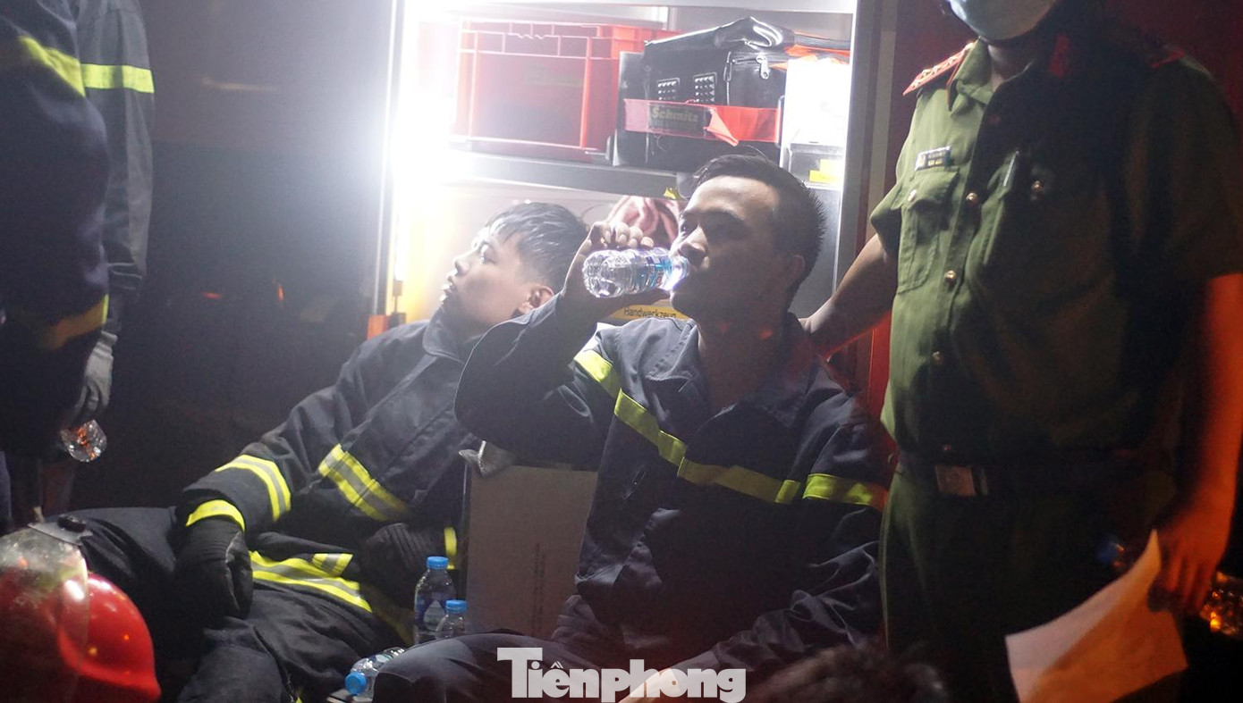 Nhiều cán bộ chiến sĩ mệt nhoài sau khi chữa cháy.