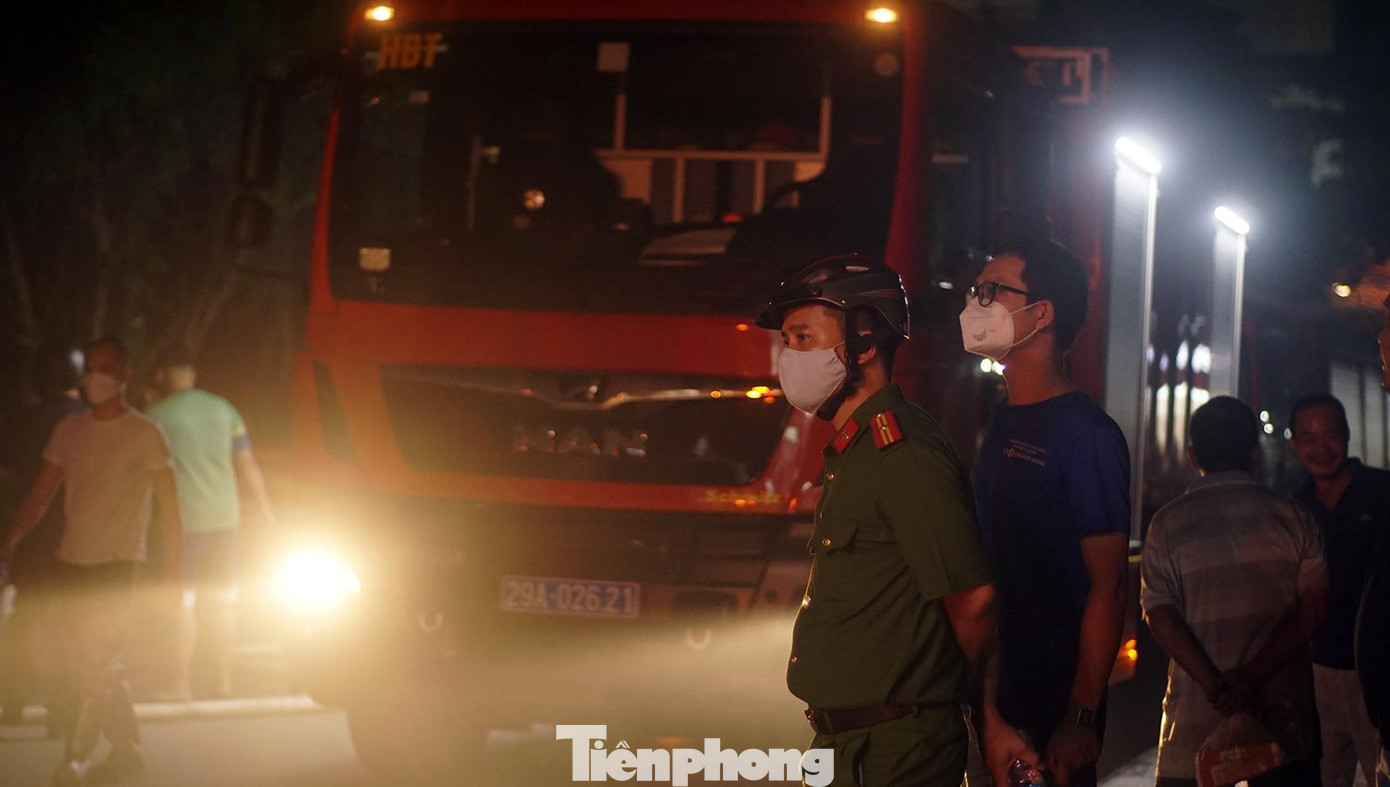 Lực lượng chức năng có mặt tại hiện trường đảm bảo an ninh trật tự.