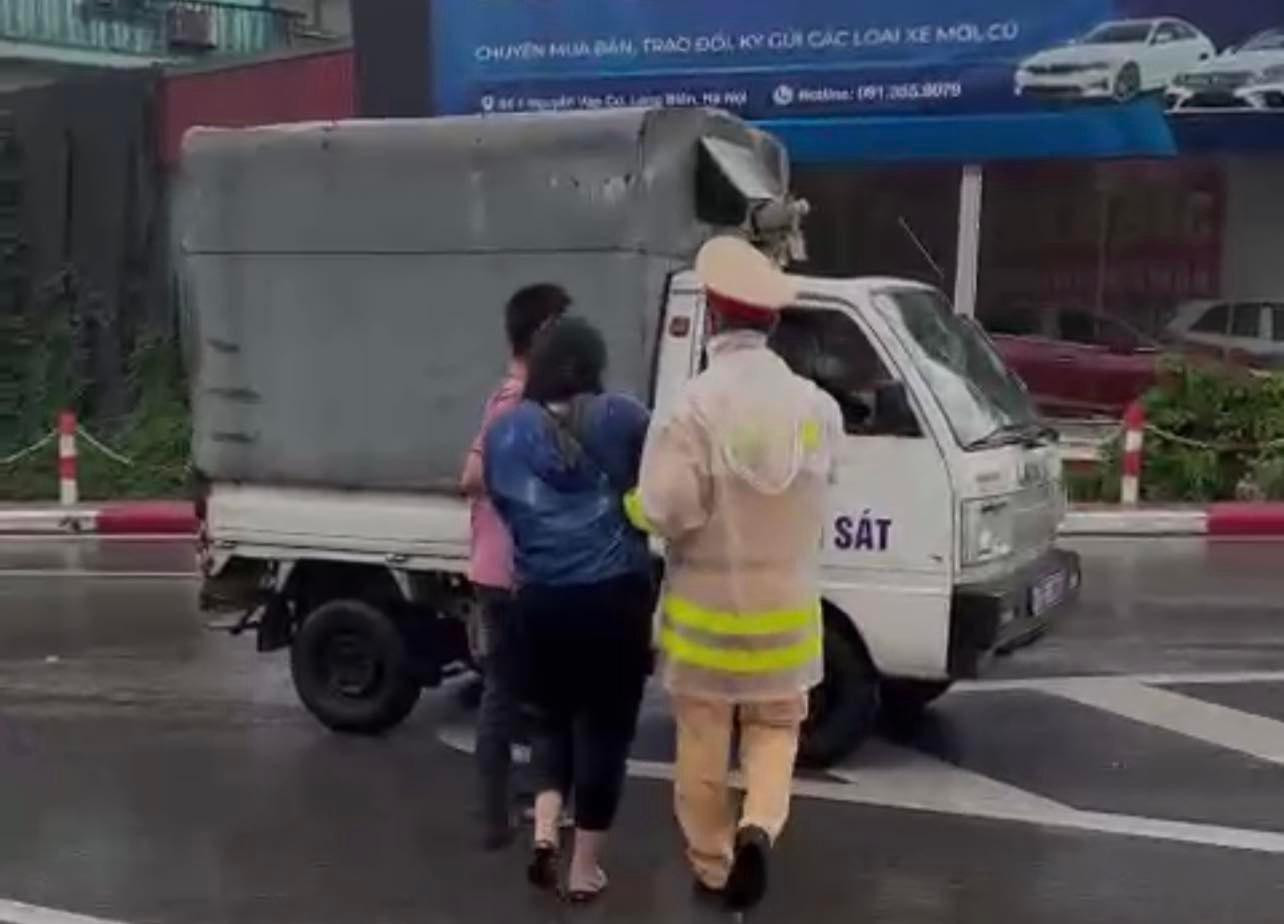 Người phụ nữ được lực lượng chức năng đưa về trụ sở. Người phụ nữ được lực lượng chức năng đưa về trụ sở.