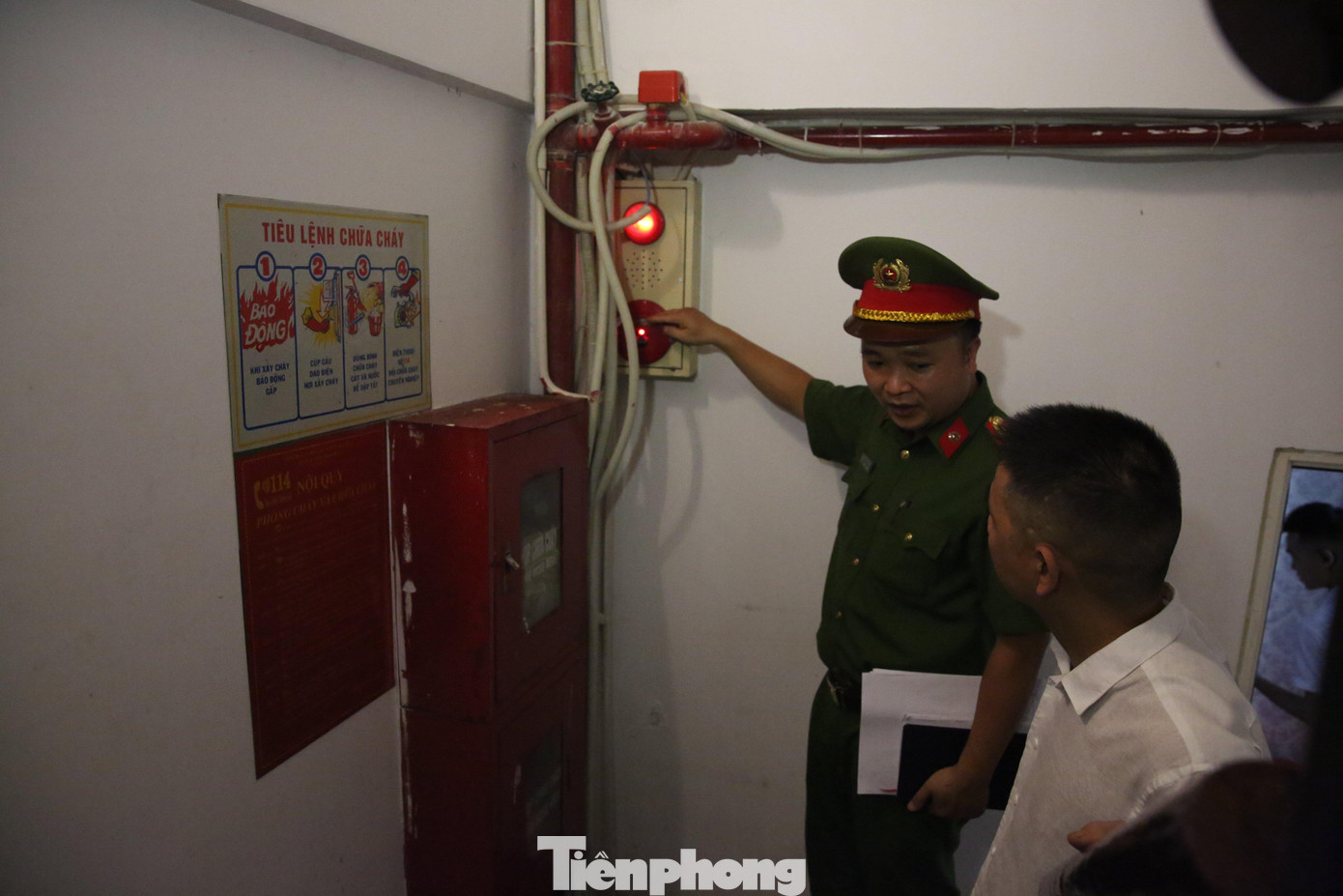 Đoàn liên ngành kiểm tra các thiết bị PCCC tại cơ sở karaoke. Đoàn liên ngành kiểm tra các thiết bị PCCC tại cơ sở karaoke.