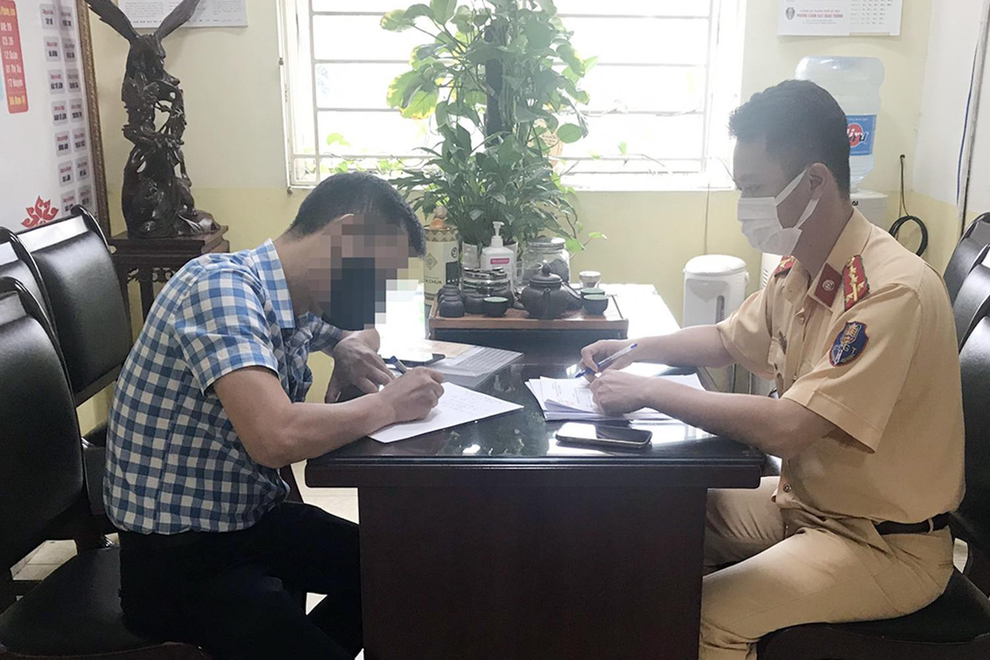 Tài xế T. làm việc với lực lượng CSGT.