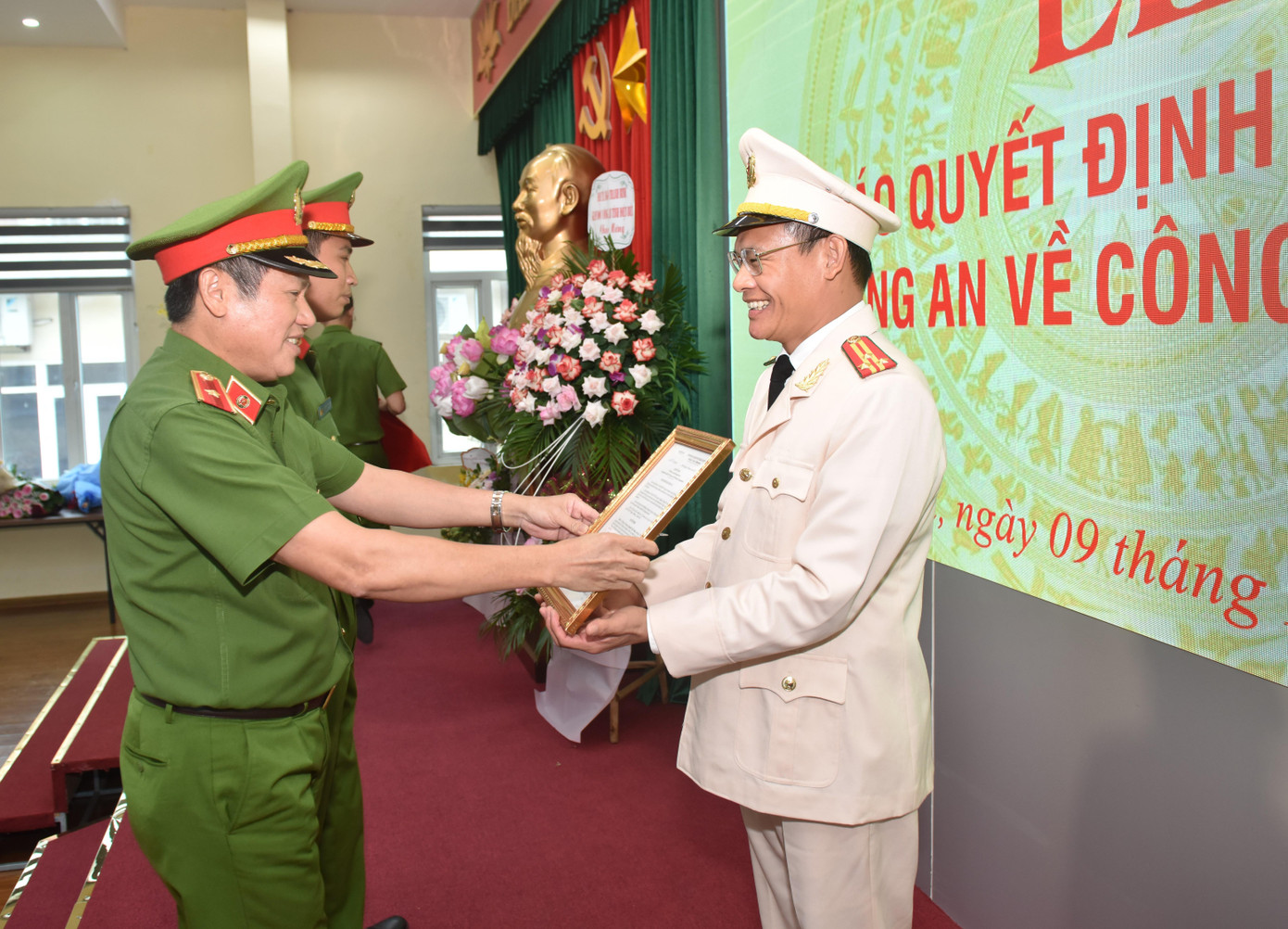 Thừa ủy quyền của lãnh đạo Bộ Công an, Thiếu tướng Nguyễn Văn Viện, Cục trưởng C04 trao quyết định của Bộ Công an bổ nhiệm Thượng tá Nguyễn Văn Cường giữ chức vụ Phó Cục trưởng C04.