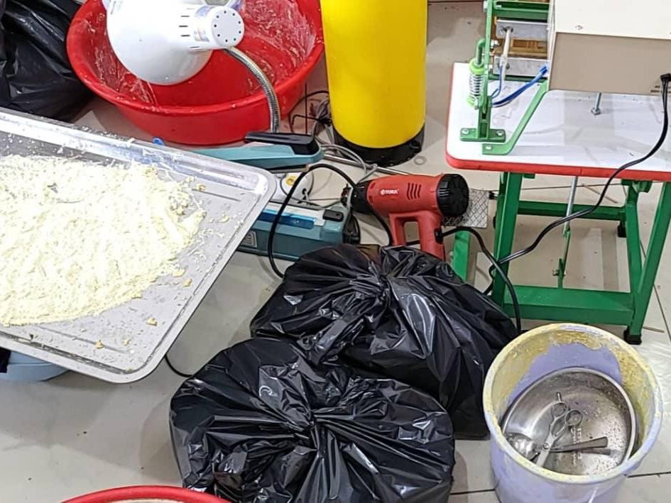 Các máy móc pha chế, đóng gói thu giữ. Các máy móc pha chế, đóng gói thu giữ.