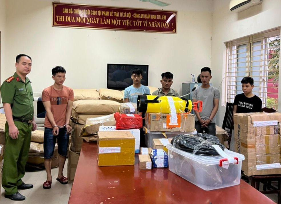 Nhiều đối tượng cùng tang vật bị thu giữ. Nhiều đối tượng cùng tang vật bị thu giữ.