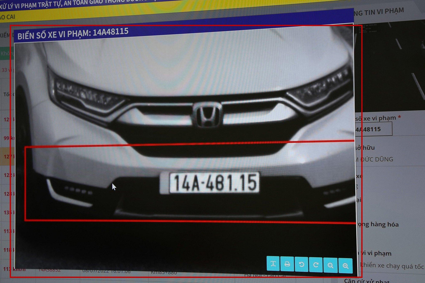 Xe ô tô dùng băng dính sửa biển số.