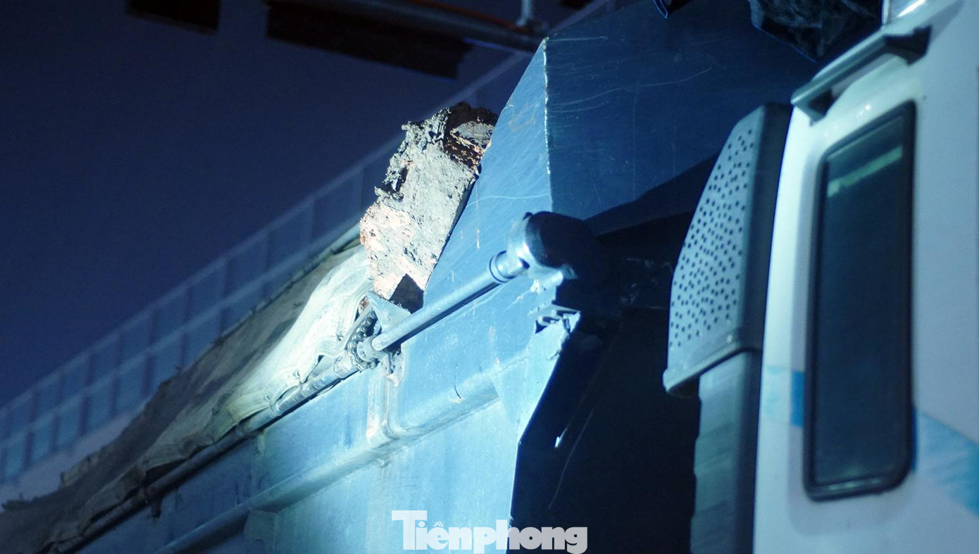 Tảng đất lớn sắp rơi khỏi thùng xe.