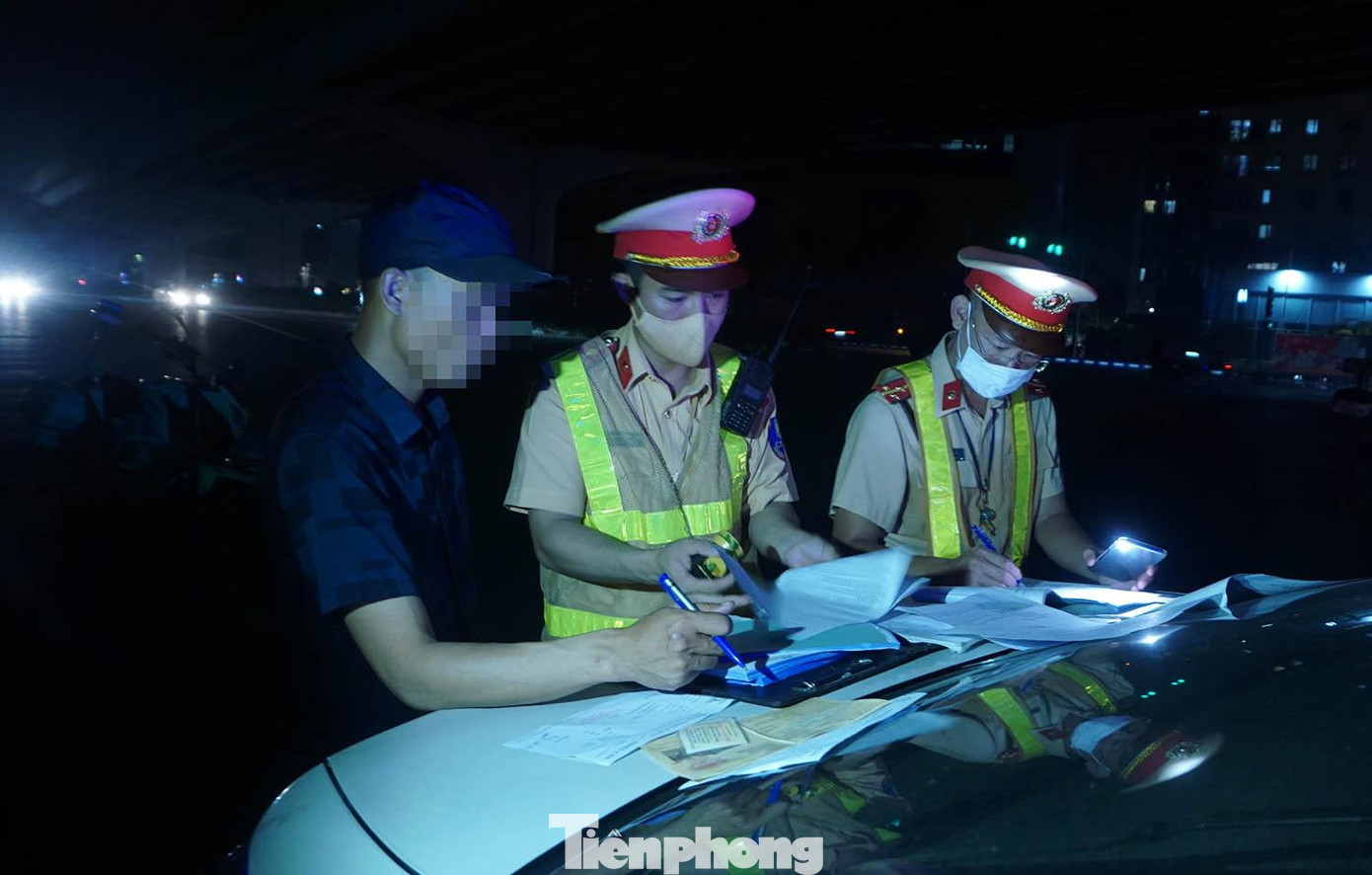 CSGT lập biên bản xử phạt.