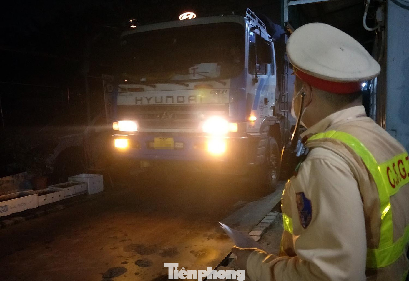 Tổ công tác "áp tải" tài xế xe Howo đi cân tải trọng.