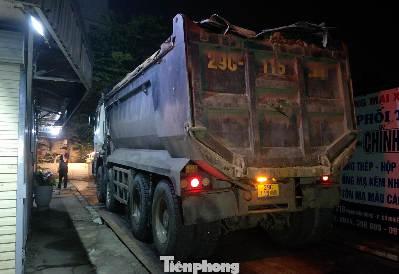 Xe tải chở quá tải gần 100%.