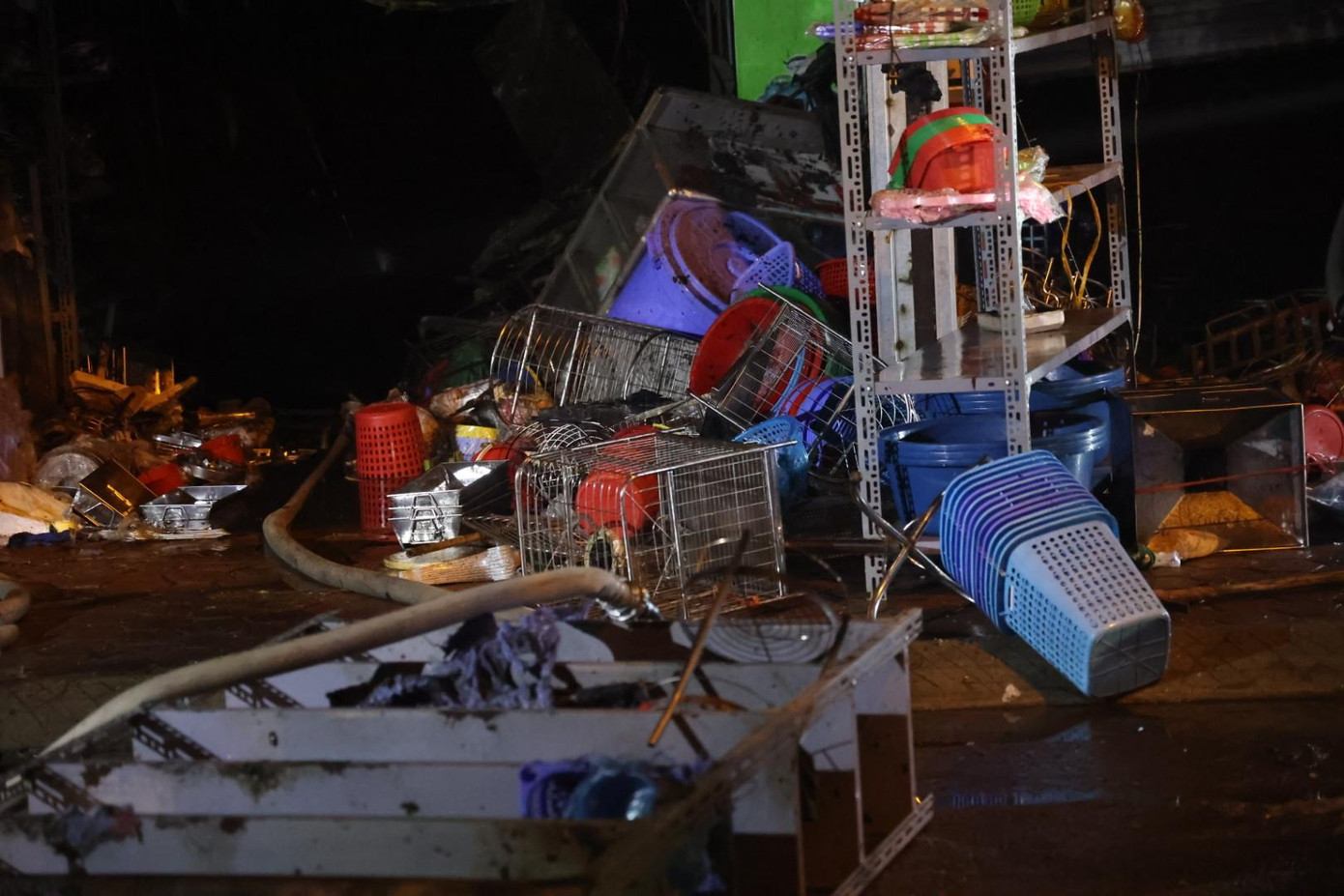 Nhiều đồ đạc được sơ tán ra bên ngoài.