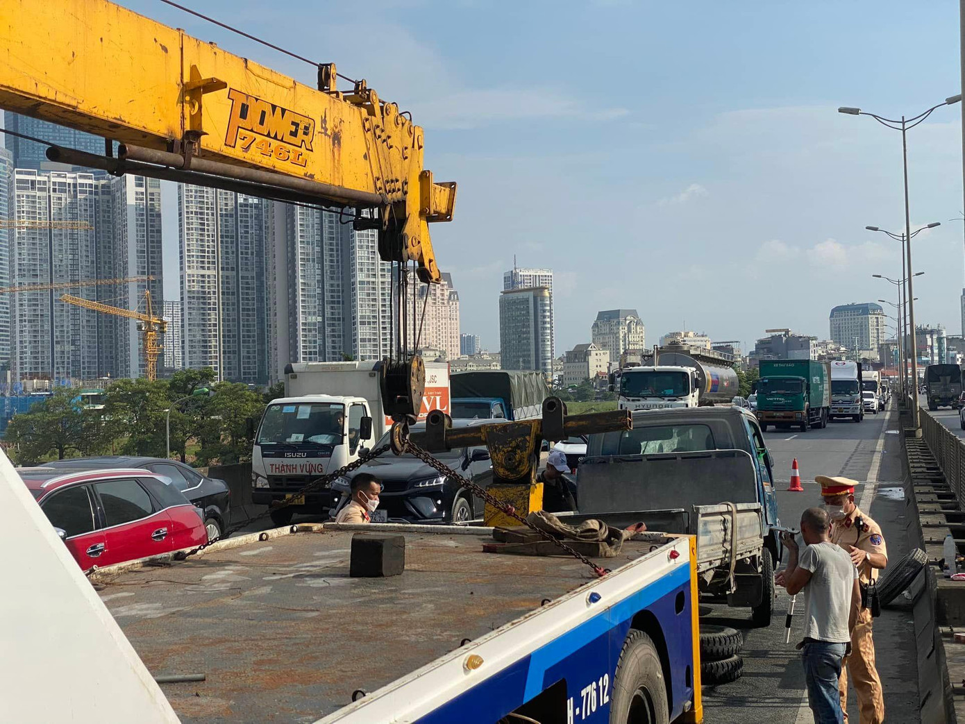 Khoảng 50 phút sau xe được di chuyển khỏi hiện trường. Giao thông lưu thông bình thường trở lại.