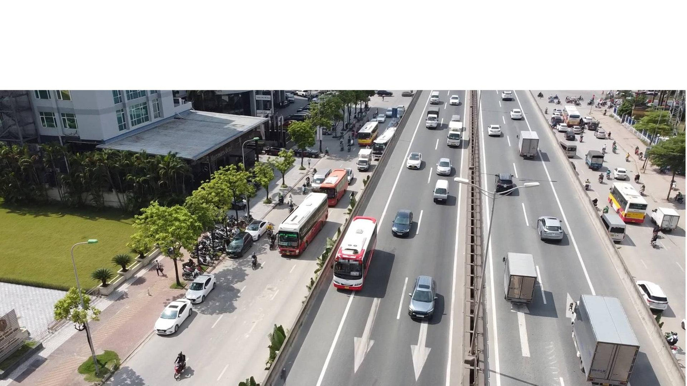 Hàng dài phương tiện đi vào làn dừng xe khẩn cấp trên đường Vành đai 3 trên cao.