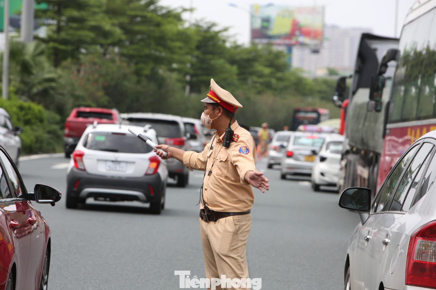 Lực lượng CSGT có mặt phân luồng giao thông.