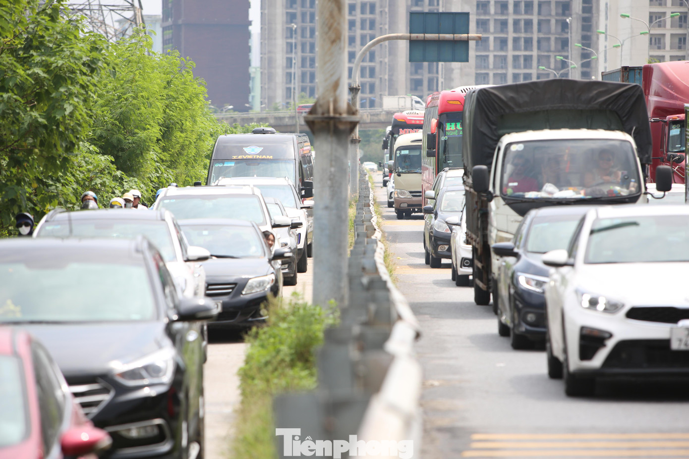 Để giải quyết tình trạng ùn ứ giao thông, lực lượng Cảnh sát giao thông phối hợp với Thanh tra giao thông điều tiết phương tiện.