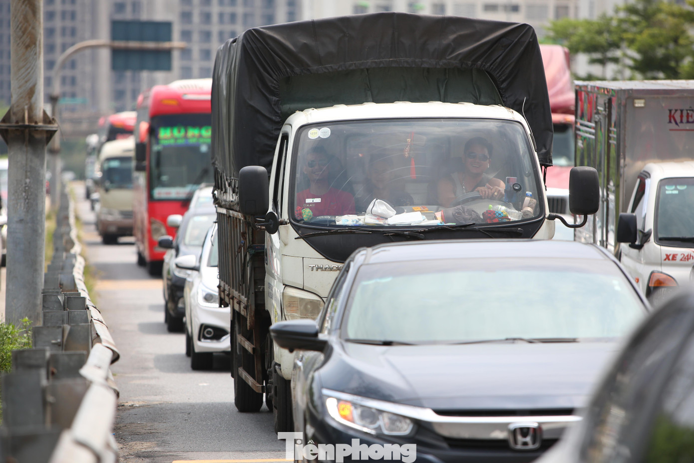 Tại khu vực lối ra cao tốc, khoảng cách giữa các xe ô tô chỉ hơn 1m.