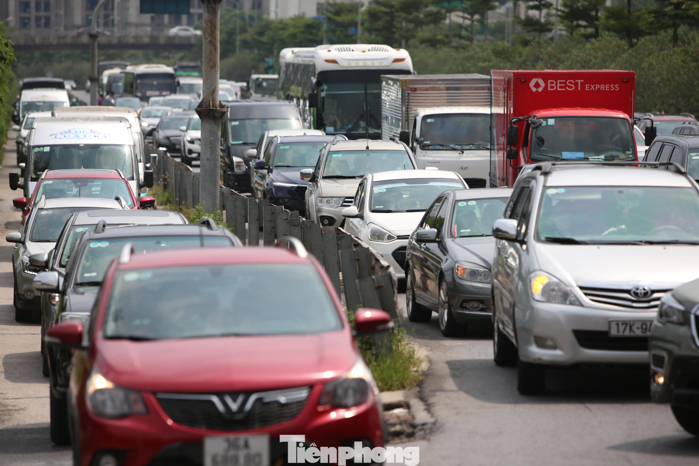 Đường gom ven cao tốc rất đông ô tô.