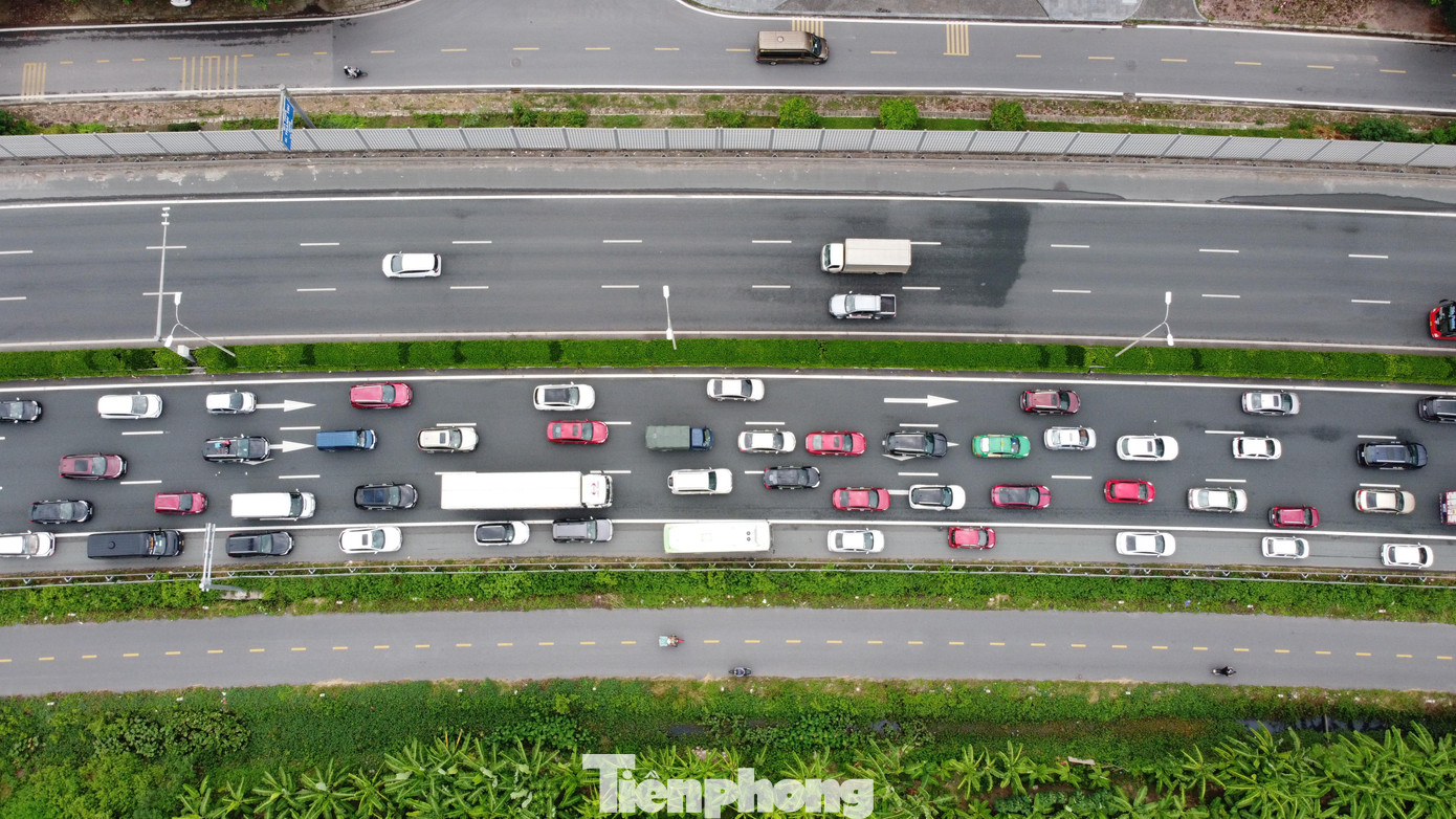 Các phương tiện hướng vào trung tâm thành phố xếp thành 4 hàng, di chuyển chậm.