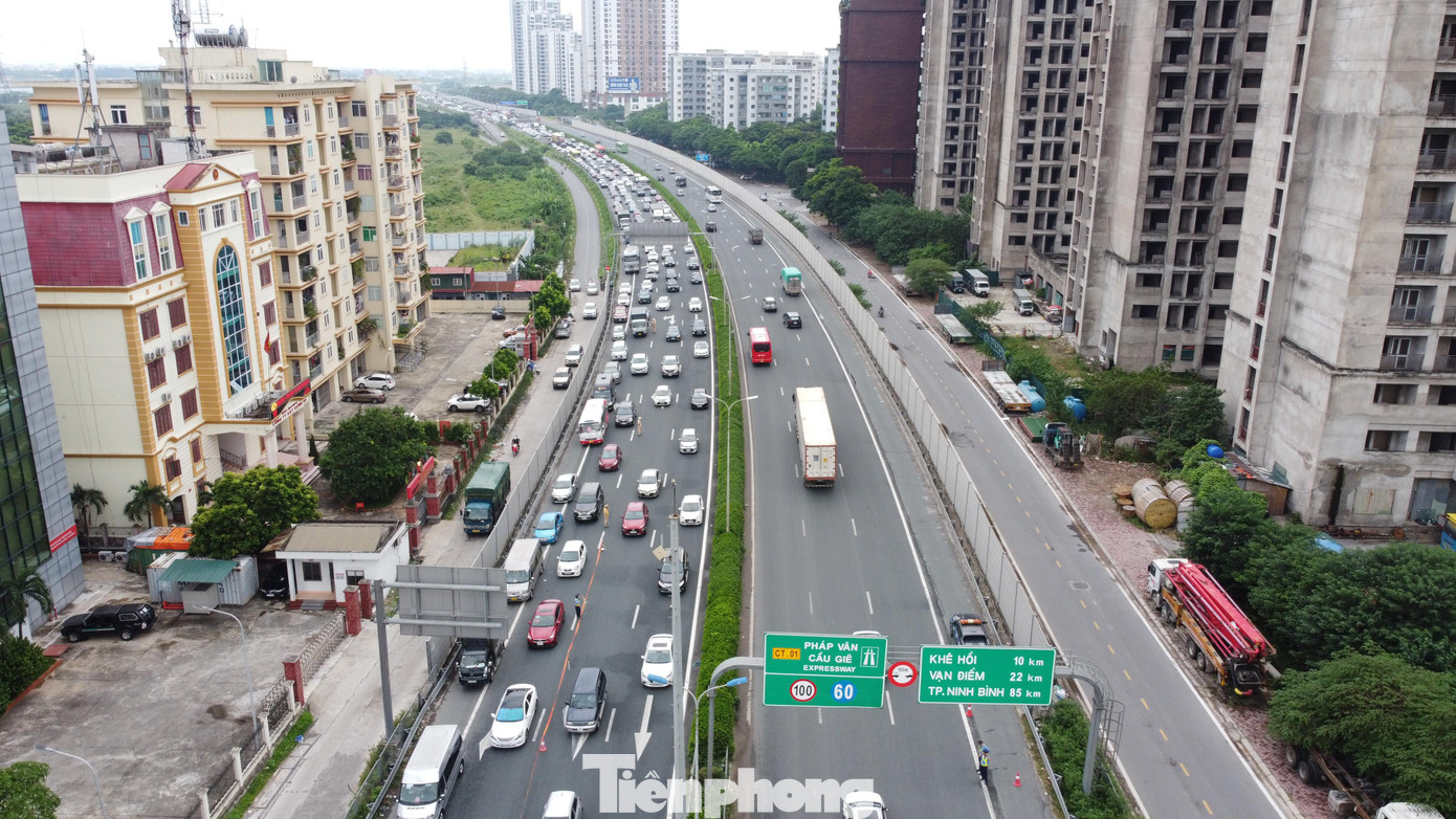 Ghi nhận vào trưa 4/9, tại khu vực lối ra cao tốc Pháp Vân - Cầu Giẽ giao cắt với đường Vành đai 3 trên cao, hướng vào trung tâm thành phố Hà Nội, lượng ô tô tăng cao.