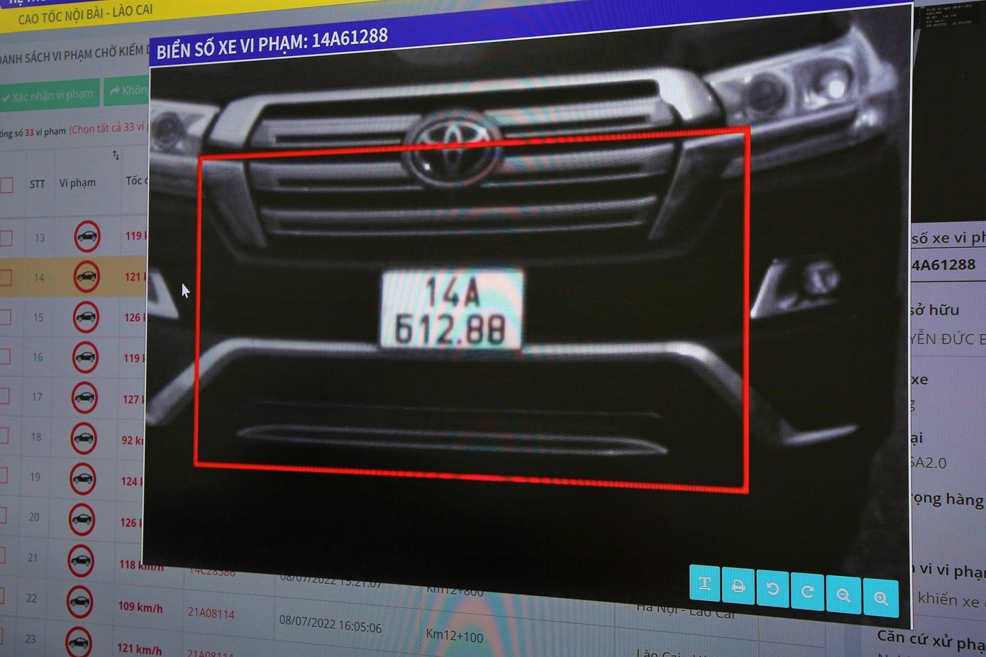 Biển số bị sửa nhằm tránh bị phạt nguội.