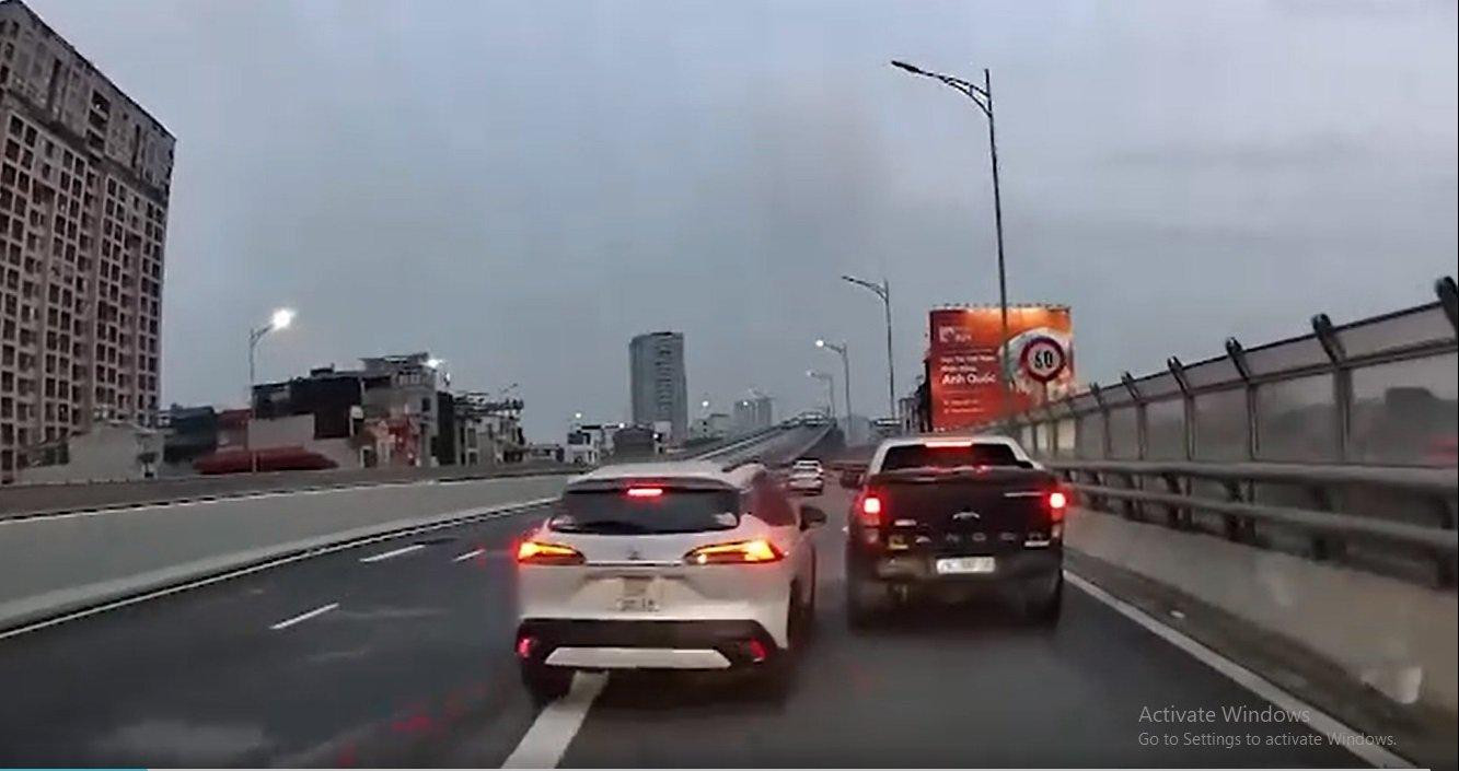 Xe bán tải màu đen liên tục lạng lách chặn xe trên đường.