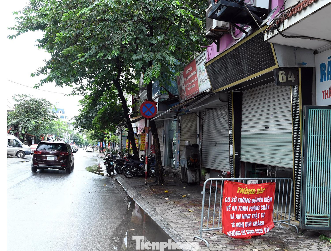 Theo người dân, việc đặt barie hay treo biển cảnh báo trước các cơ sở kinh doanh karaoke không đảm bảo PCCC và an ninh trật tự là một giải pháp để người dân xung quanh cùng giám sát việc thực hiện các quy định của chủ quán, hạn chế tình trạng hoạt động chui.