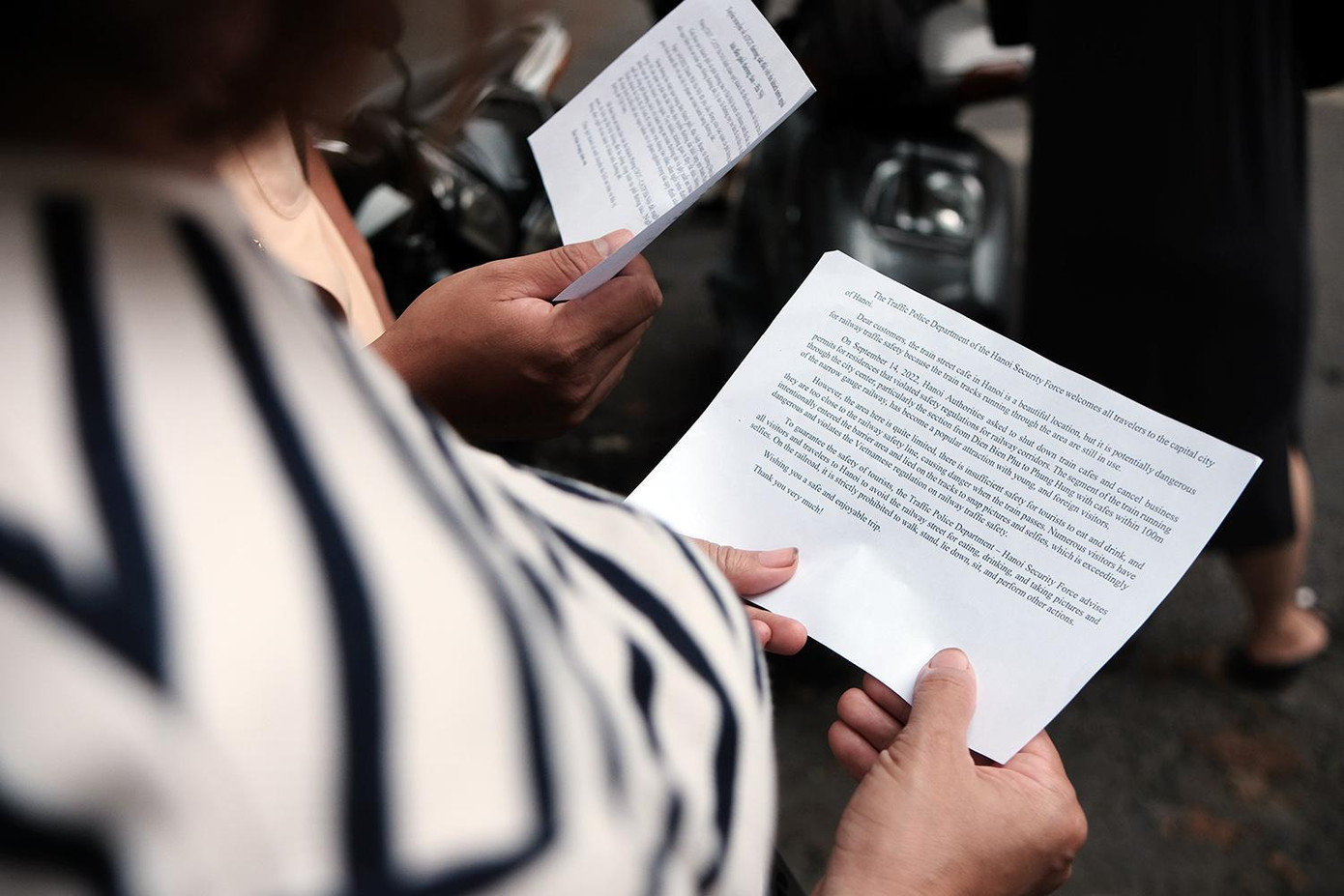 ...Để đảm bảo an toàn cho các du khách Phòng Cảnh sát giao thông (Công an thành phố Hà Nội đề nghị mọi du khách đến thăm quan, du lịch tại Hà Nội không đến ăn uống, chụp hình tại “phố đường tàu”. Nghiêm cấm các hành vi đi, đứng, nằm, ngồi và các hành vi khác trên đường sắt. Chúc quý khách có một chuyến du lịch an toàn và thú vị. Xin trân trọng cảm ơn!”