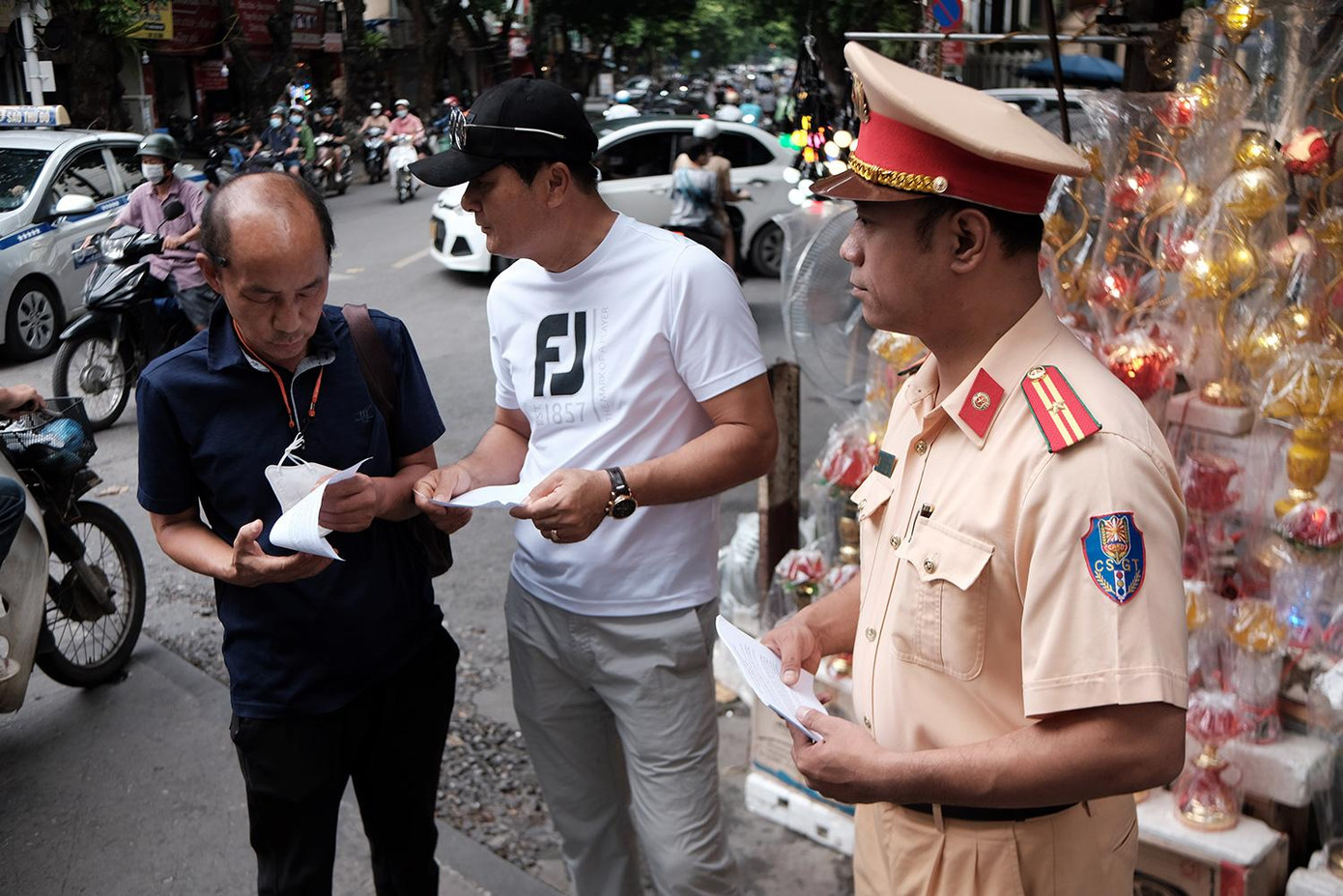 Du khách không bước qua hàng rào an ninh vào chụp ảnh lưu niệm; không tập trung đông người tại khu vực đường sắt giao với đường bộ trên phố Trần Phú, Điện Biên, Lê Duẩn (thuộc quận Ba Đình và Hoàn Kiếm)