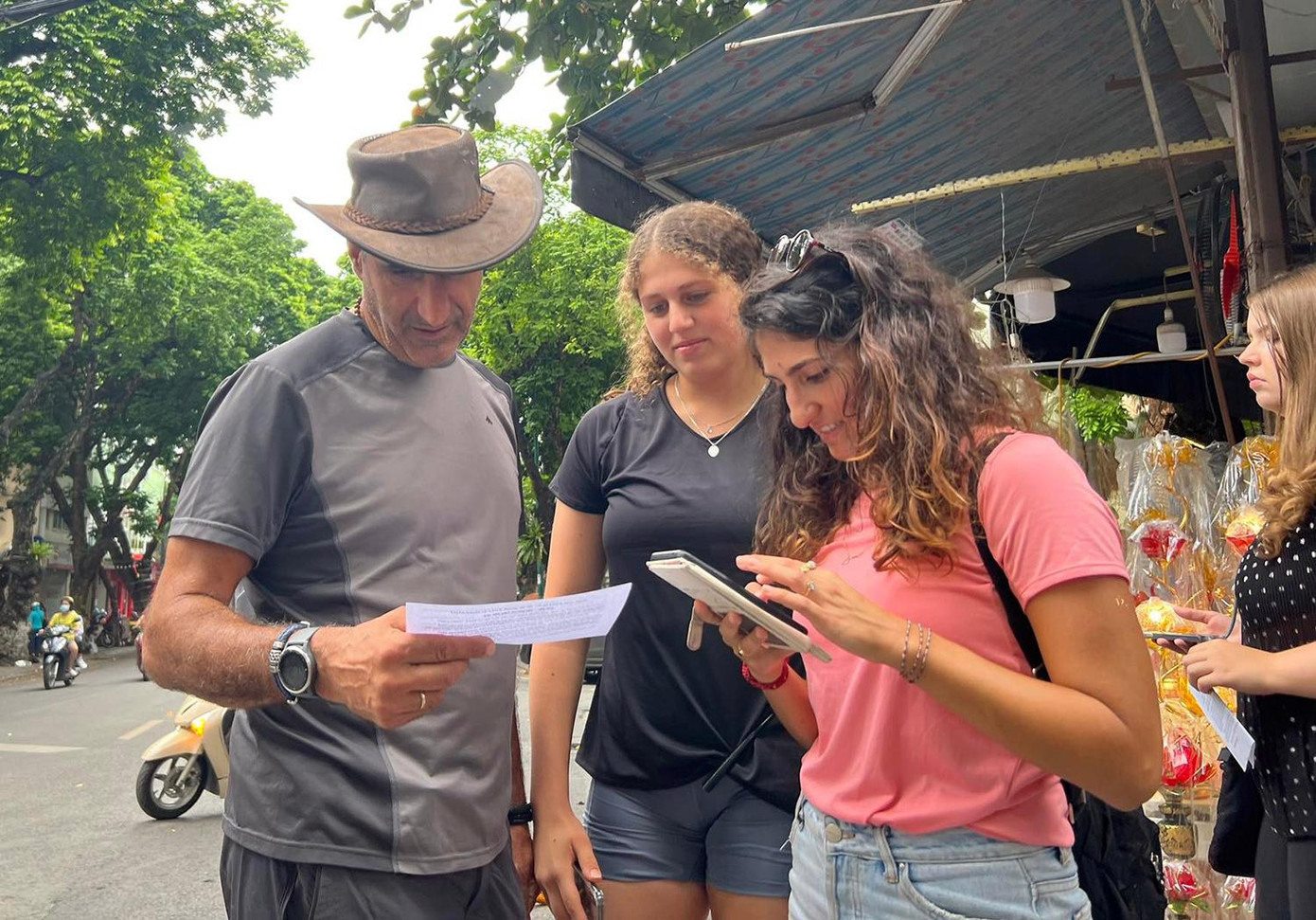 Nội dung tờ rơi tuyên truyền: Phòng Cảnh sát giao thông (Công an thành phố Hà Nội) kính chào quý khách đã đến tham quan, du lịch tại thủ đô Hà Nội: “Kính thưa quý khách phố cà phê đường tàu ở Hà Nội là nơi có khung cảnh độc đáo, nhưng tiềm ẩn mối nguy hiểm cho an toàn giao thông đường sắt, lý do là đường ray xe lửa đi dọc khu vực vẫn hoạt động...