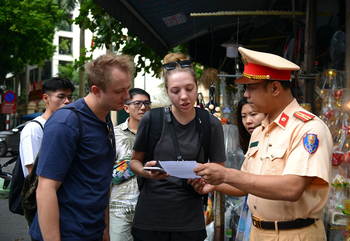 Theo ghi nhận, khi lực lượng CSGT phát tờ rơi tuyên truyền được rất nhiều du khách tiếp nhận và vui vẻ chấp hành hướng dẫn của lực lượng chức năng.