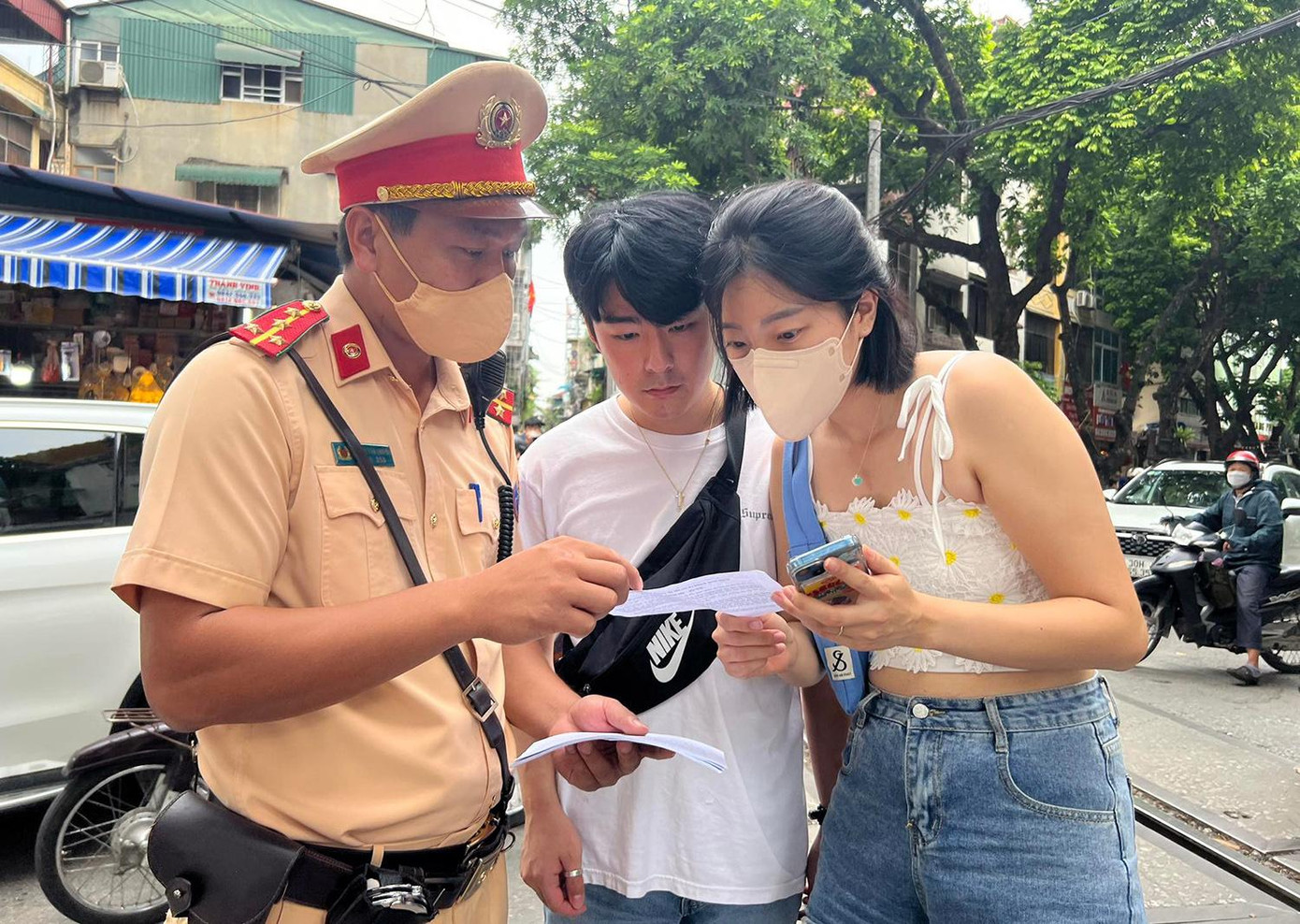Một số du khách còn đề nghị được chụp ảnh lưu niệm cùng lực lượng CSGT sau khi được phát tờ rơi tuyên truyền.