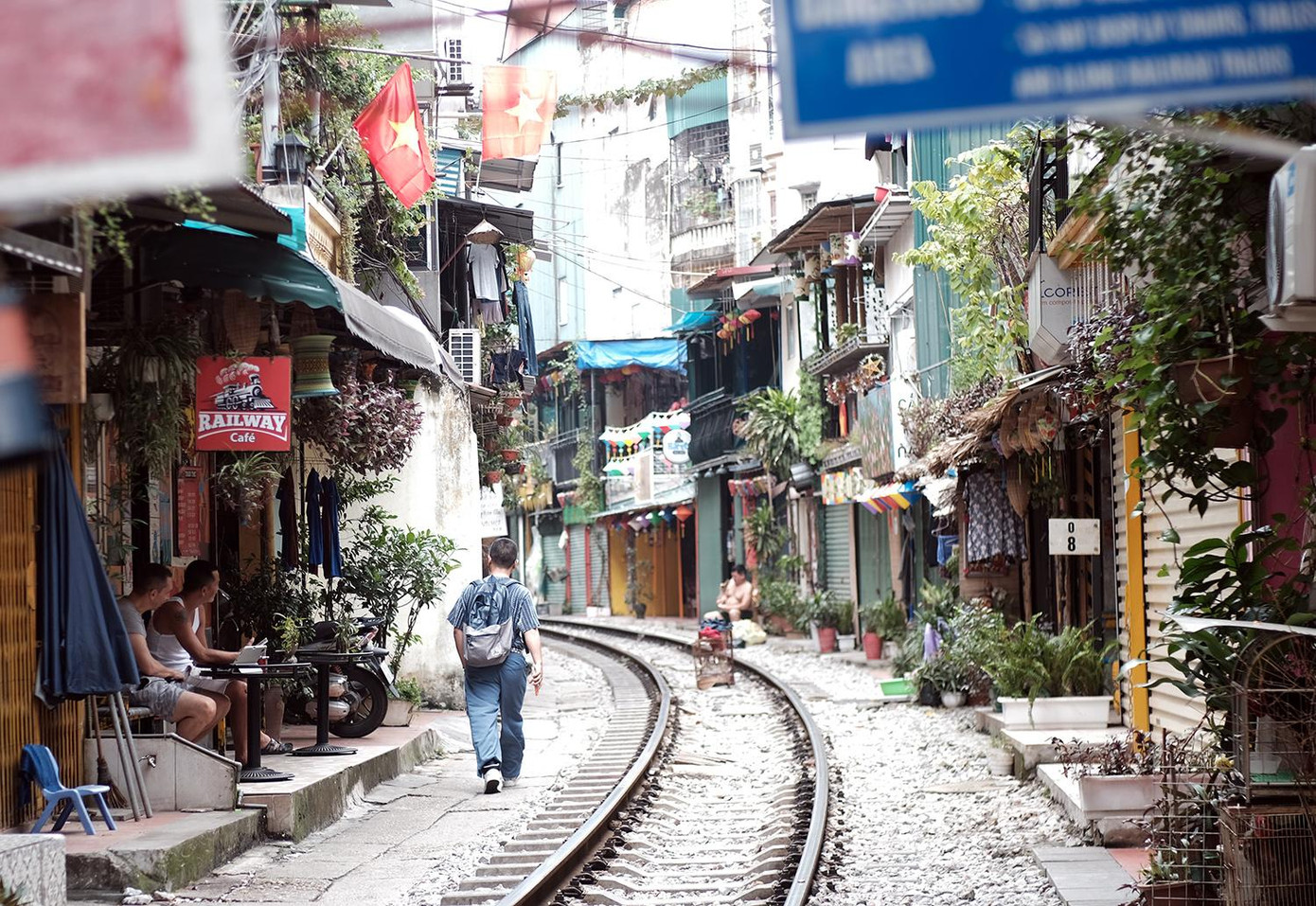 Nhiều du khách ngồi giữa đường ray uống cà phê, chụp ảnh… bất chấp chấp nguy hiểm và đã có trường hợp xảy ra va chạm với tàu gây thương tích.