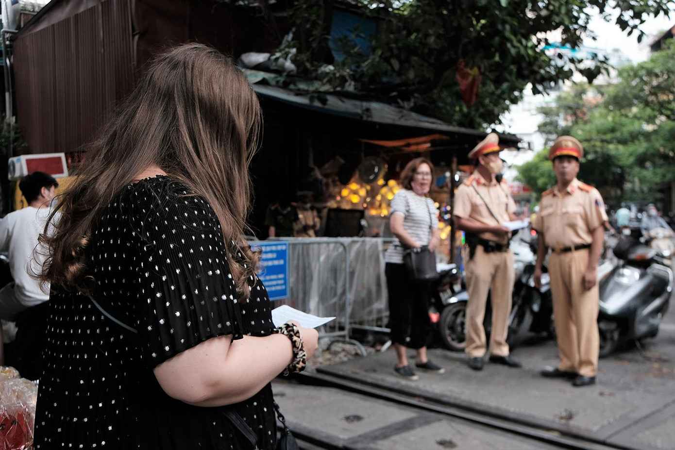 Thiếu tá Nguyễn Văn Khương - Đội phó Đội CSGT đường sắt cho biết, đơn vị đề xuất phát tờ rơi với nội dung cảnh báo người dân và du khách tới khu vực đường tàu chụp ảnh tiềm ẩn mối nguy hiểm xảy ra tai nạn khi tàu chạy qua. Về nội dung trong tờ rơi tuyên truyền giới thiệu, cập nhật những quy định pháp luật liên quan đến việc đóng cửa những quán xá quanh khu vực đường tàu.