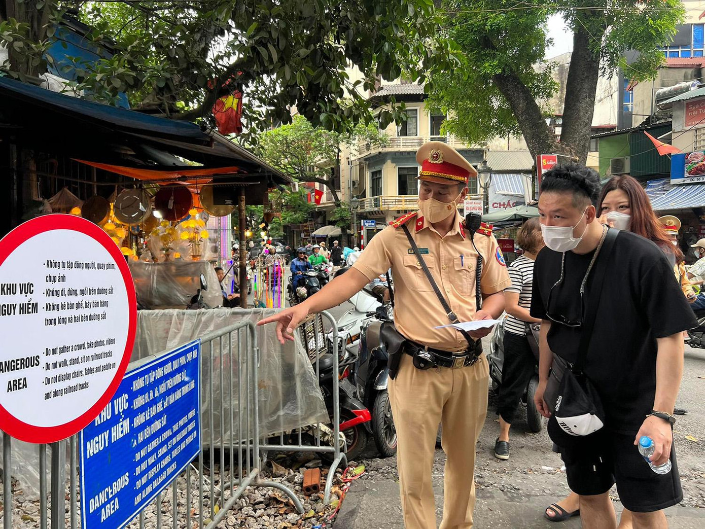 Sáng 24/9, Đội CSGT đường sắt thuộc Phòng CSGT Hà Nội tổ chức phát tờ rơi bằng song ngữ Việt - Anh nhằm nhắc nhở, tuyên truyền cho người dân, du khách nước ngoài thực hiện các quy định tại khu vực “phố cà phê đường tàu”.