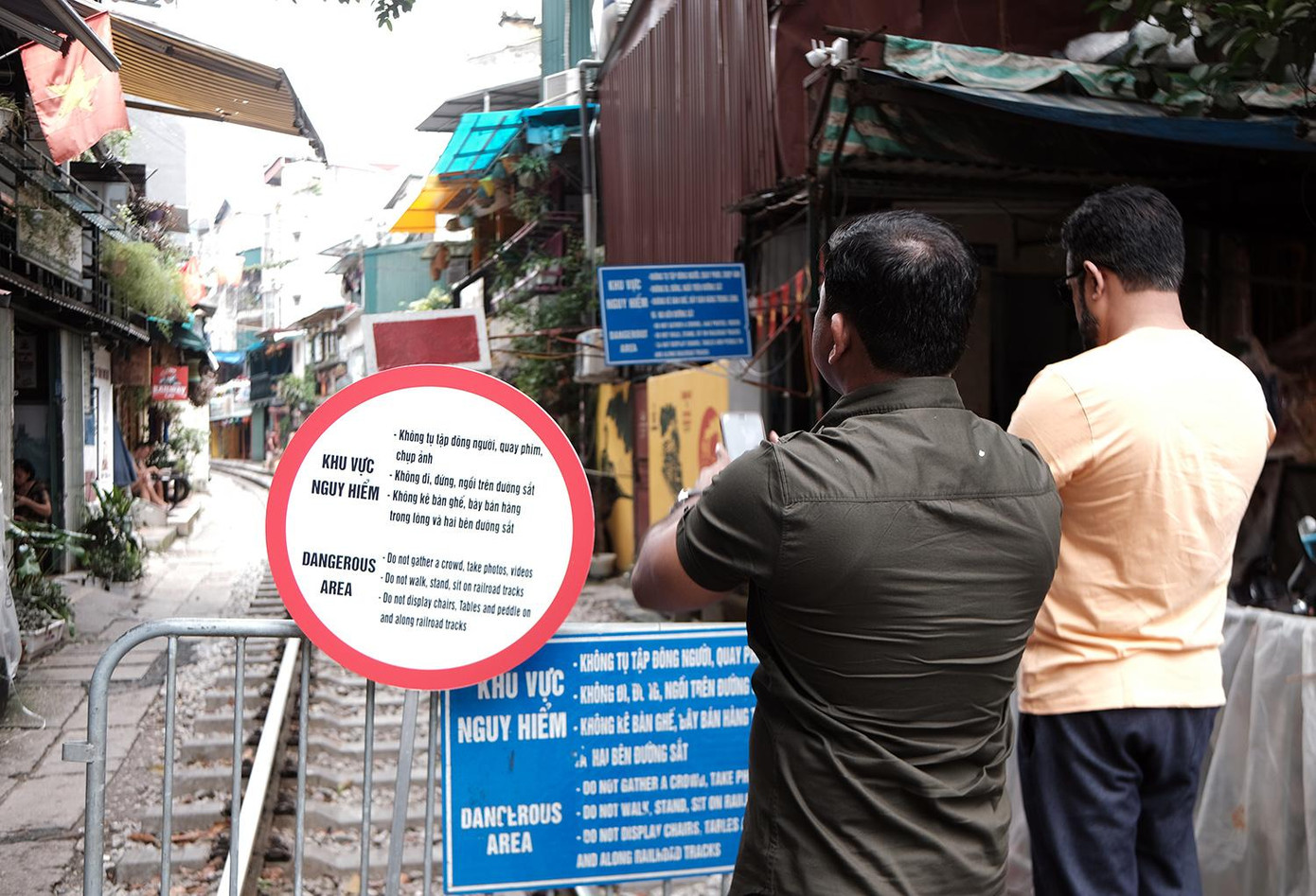 Tại đoạn đường sắt từ đường Trần Phú đến phố Phùng Hưng các quán cà phê mọc lên san sát dọc tuyến đường, nhiều du khách trong và ngoài nước đến uống cà phê, chụp ảnh.