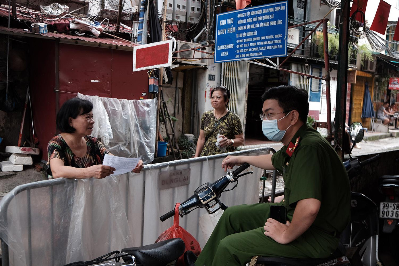 Tại các khu vực trên, cảnh sát sở tại chốt trực đảm bảo an ninh trật tự.
