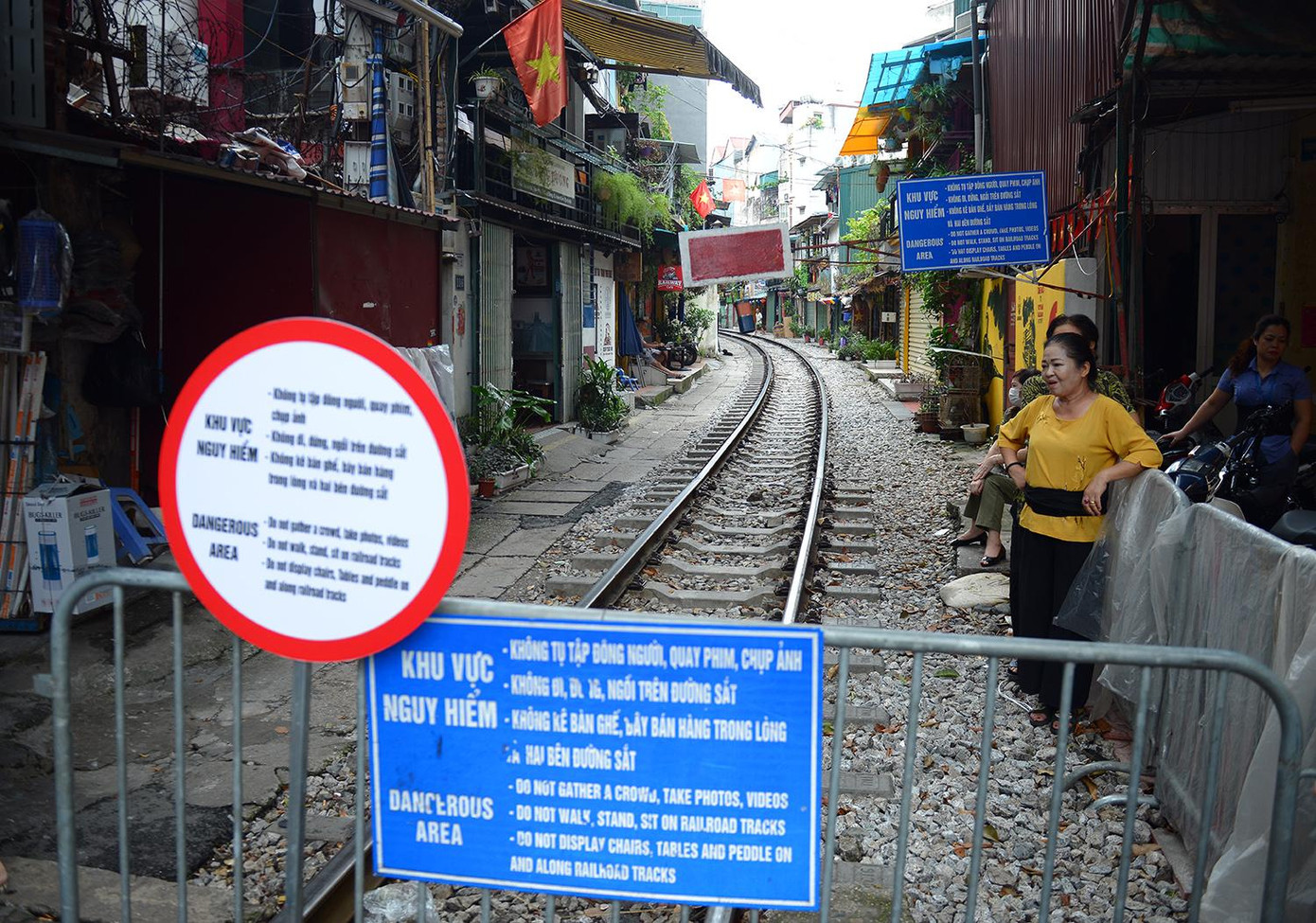Trước đó, ngày 14/9, Hà Nội yêu cầu đóng cửa các quán "cà phê đường tàu", thu hồi giấy phép kinh doanh đối với các hộ vi phạm an toàn hành lang đường sắt.