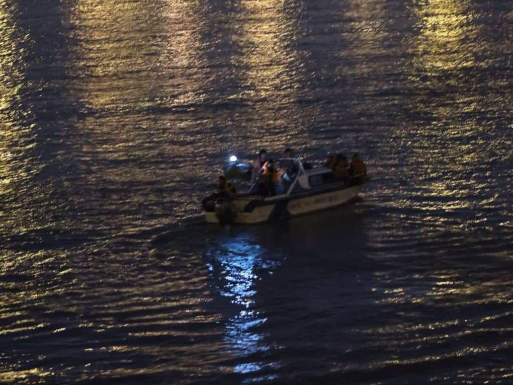 Xuồng máy huy động tìm kiếm nạn nhân.