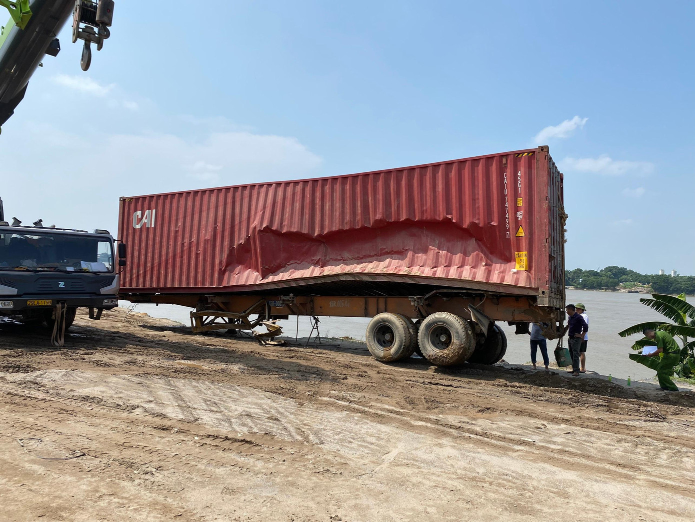 Ngày 6/9, xe container đâm đổ lan can cầu Thanh Trì rơi xuống sông Hồng cách đây ít ngày được chủ xe trục vớt lên bờ. Ảnh: L.Q.M Ngày 6/9, xe container đâm đổ lan can cầu Thanh Trì rơi xuống sông Hồng cách đây ít ngày được chủ xe trục vớt lên bờ. Ảnh: L.Q.M