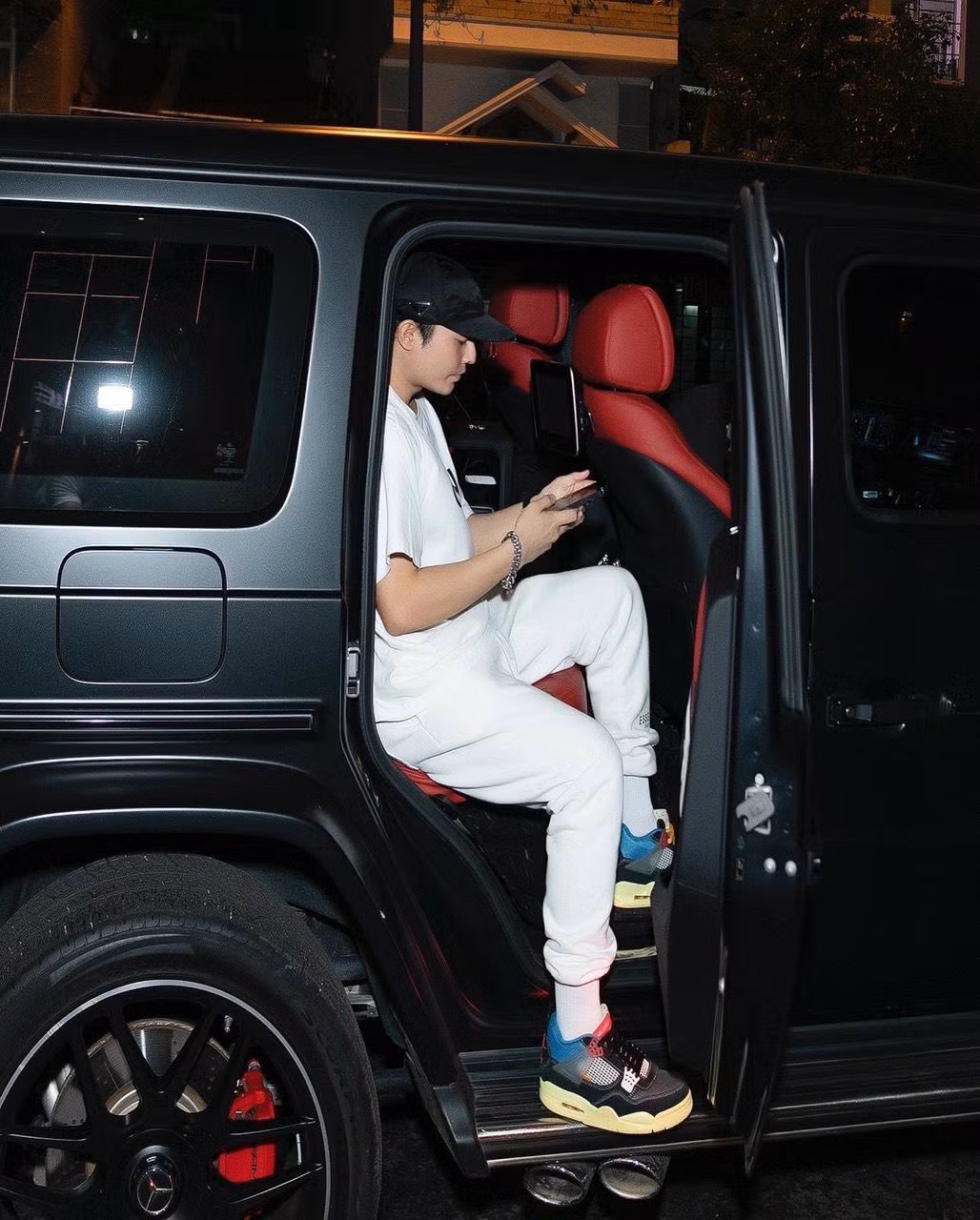 Long chụp ảnh trên xe ô tô tiền tỷ.